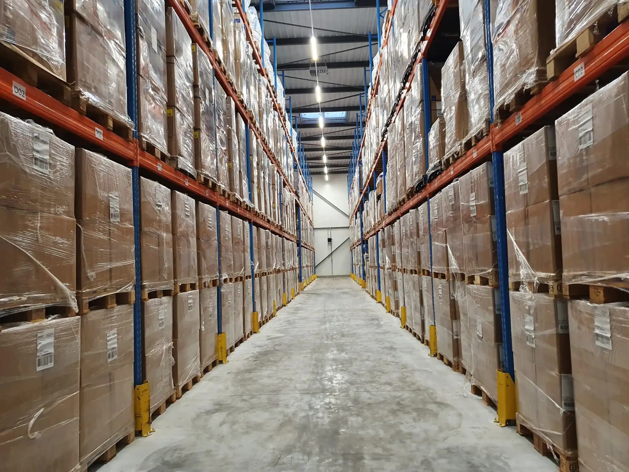 Entrepôt de stockage et préparation de commandes